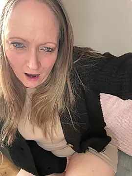 Snapshot of HoneyBluex chatting on 3, 2, 2025 HoneyBluex online show from 3, 2, 2025