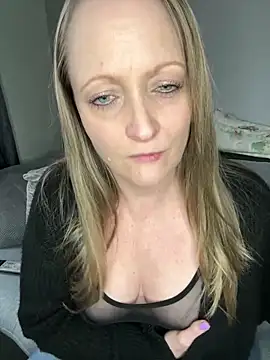 Snapshot of HoneyBluex chatting on 12, 2, 2025 HoneyBluex online show from 12, 2, 2025