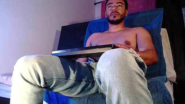 Snapshot of Tommhot chatting on 12, 11, 2025 Tommhot online show from 12, 11, 2025