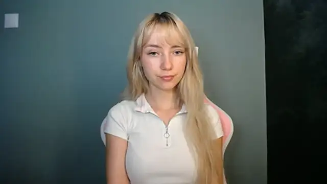 Snapshot of LuciaYoung chatting on 10, 6, 2026 LuciaYoung online show from 10, 6, 2026