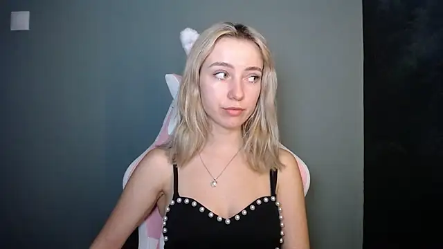 Snapshot of LuciaYoung chatting on 7, 7, 2026 LuciaYoung online show from 7, 7, 2026