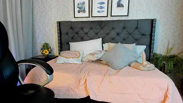 emma  smith1 online show from 19, 2, 2025