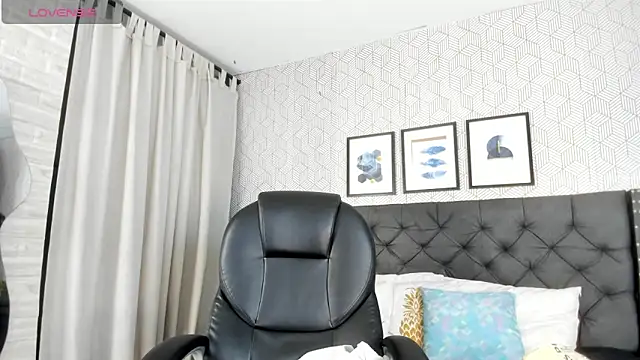 emma  smith1 online show from 28, 2, 2025