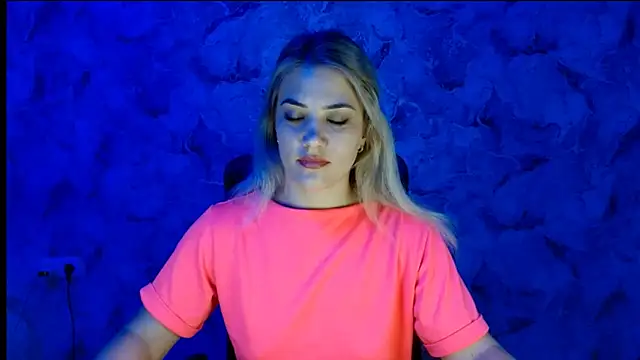 Snapshot of nika_gold1 chatting on 8, 10, 2025 nika gold1 online show from 8, 10, 2025