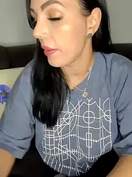 Snapshot of ReiyaRey chatting on 4, 11, 2025 ReiyaRey online show from 4, 11, 2025