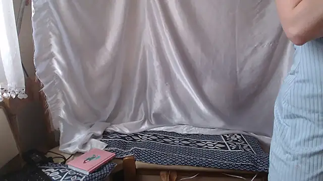 Burberrry  online show from 8, 4, 2026