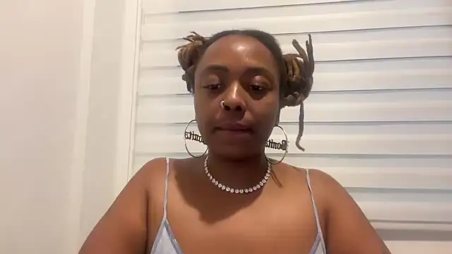 Snapshot of ChocolateCakeQueen chatting on 28, 9, 2025 ChocolateCakeQueen online show from 28, 9, 2025