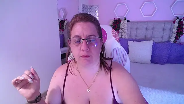 Snapshot of katie_joness_ chatting on 5, 1, 2025 katie joness online show from 5, 1, 2025