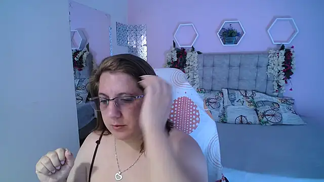 Snapshot of katie_joness_ chatting on 12, 1, 2025 katie joness online show from 12, 1, 2025