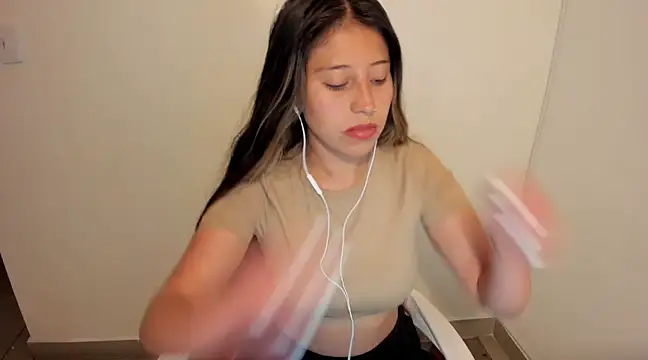 kiaraowen online show from 20, 2, 2025