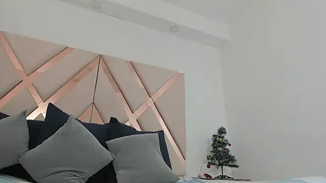 Snapshot of emma_castilloo chatting on 15, 12, 2025 emma castilloo online show from 15, 12, 2025