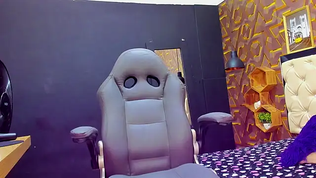 Snapshot of deyy_madissonn chatting on 19, 12, 2024 deyy madissonn online show from 19, 12, 2024