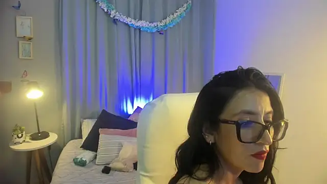 kira moon   online show from 8, 4, 2026