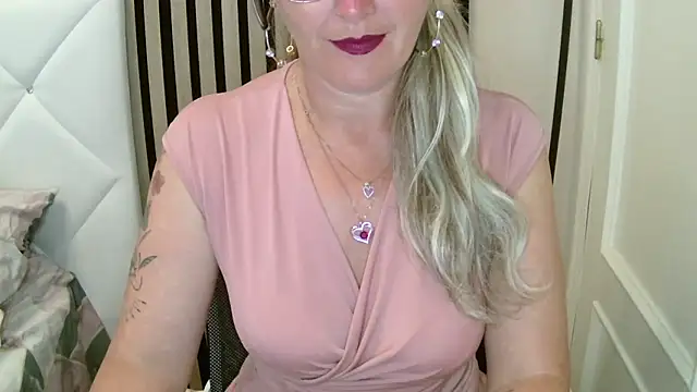 xxNoeliaxx online show from 24, 3, 2026