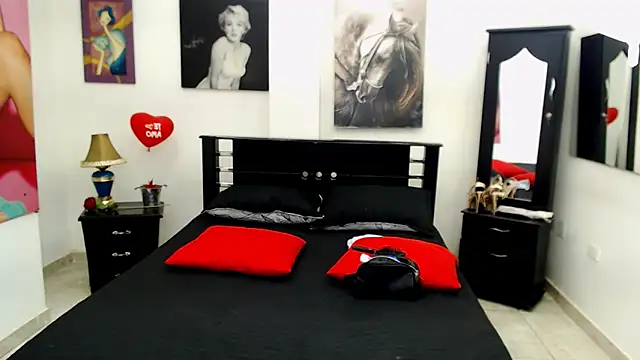 Snapshot of VeronicaReynolds chatting on 13, 1, 2025 VeronicaReynolds online show from 13, 1, 2025