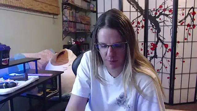 Sarahtineke online show from 3, 2, 2026