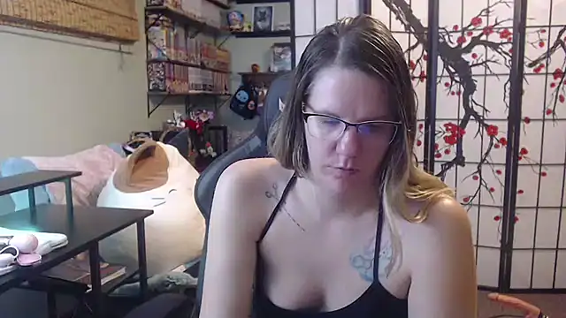 Sarahtineke online show from 5, 3, 2026