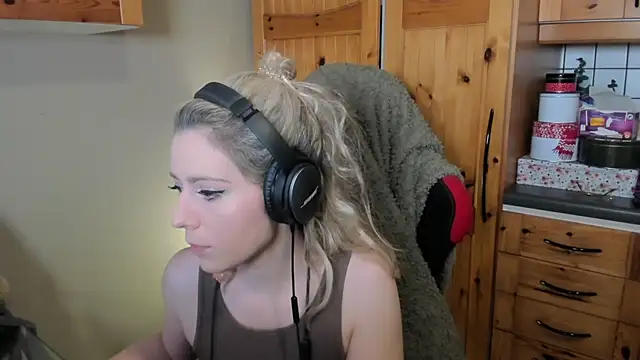 Snapshot of Lisaonthemoon chatting on 12, 12, 2024 Lisaonthemoon online show from 12, 12, 2024