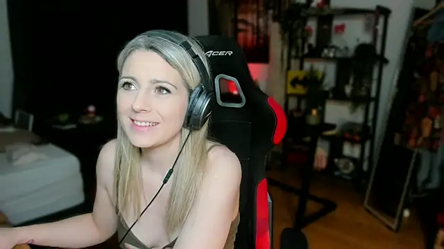 Snapshot of Lisaonthemoon chatting on 12, 3, 2025 Lisaonthemoon online show from 12, 3, 2025