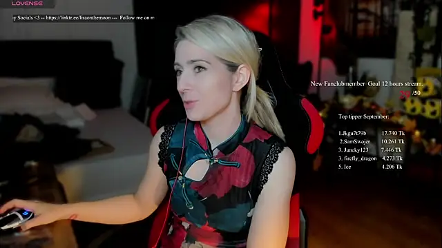 Snapshot of Lisaonthemoon chatting on 28, 9, 2025 Lisaonthemoon online show from 28, 9, 2025