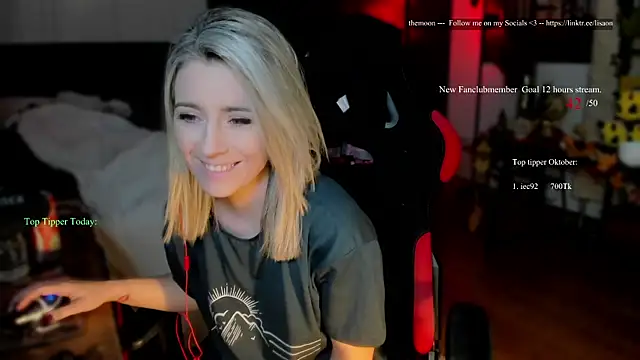 Snapshot of Lisaonthemoon chatting on 2, 10, 2025 Lisaonthemoon online show from 2, 10, 2025