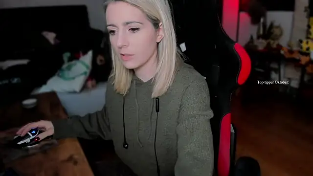 Snapshot of Lisaonthemoon chatting on 4, 10, 2025 Lisaonthemoon online show from 4, 10, 2025