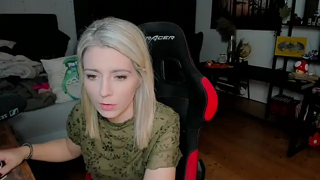 Snapshot of Lisaonthemoon chatting on 18, 10, 2025 Lisaonthemoon online show from 18, 10, 2025