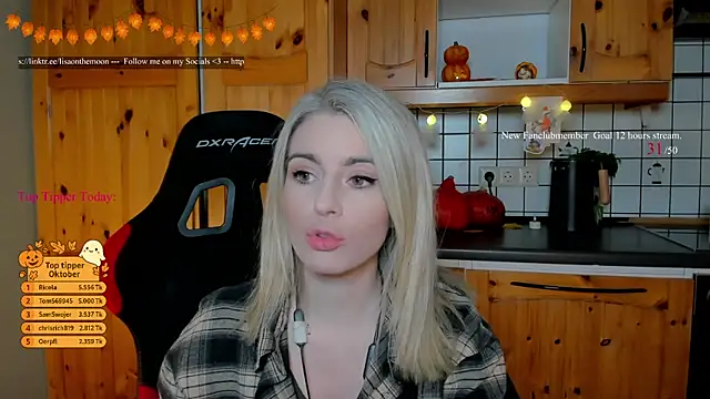 Snapshot of Lisaonthemoon chatting on 25, 10, 2025 Lisaonthemoon online show from 25, 10, 2025