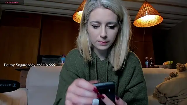 Snapshot of Lisaonthemoon chatting on 12, 11, 2025 Lisaonthemoon online show from 12, 11, 2025