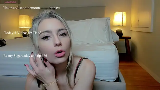 Snapshot of Lisaonthemoon chatting on 13, 11, 2025 Lisaonthemoon online show from 13, 11, 2025