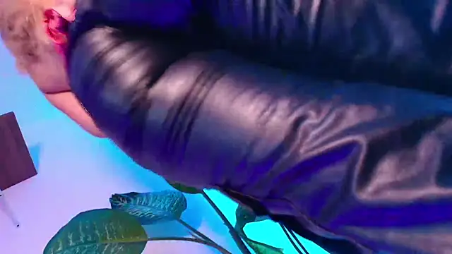 Dalila Thoms online show from 8, 11, 2025