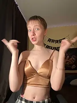 Snapshot of Crayzy_Luv chatting on 28, 2, 2025 Crayzy Luv online show from 28, 2, 2025