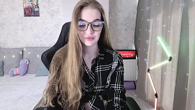 Snapshot of LissaCain chatting on 28, 5, 2026 LissaCain online show from 28, 5, 2026
