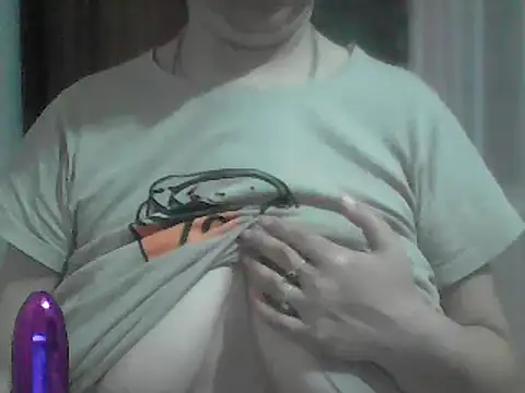 Snapshot of AnaXBerry chatting on 4, 6, 2026 AnaXBerry online show from 4, 6, 2026