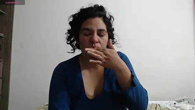 Snapshot of Anne_purple chatting on 6, 10, 2025 Anne purple online show from 6, 10, 2025