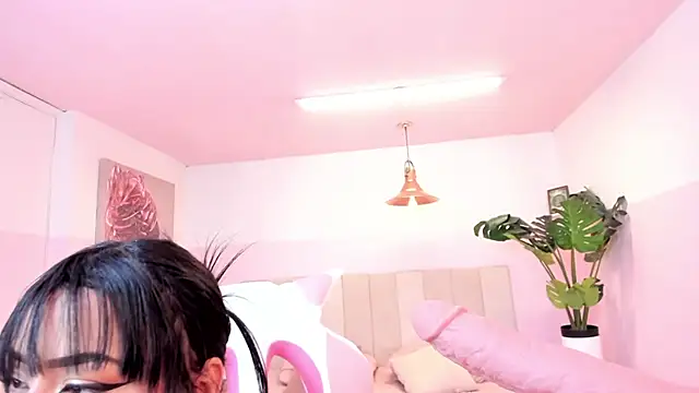 Red lady online show from 31, 1, 2025