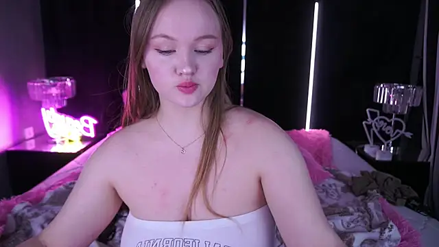 Snapshot of LylaYeess chatting on 8, 2, 2025 LylaYeess online show from 8, 2, 2025