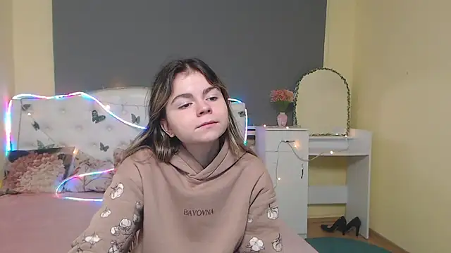 Snapshot of TinaRedly chatting on 26, 4, 2026 TinaRedly online show from 26, 4, 2026