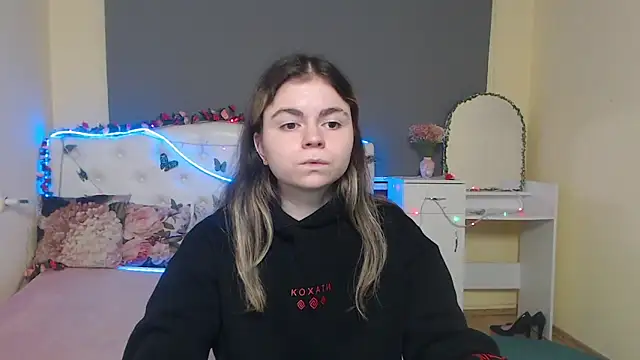 Snapshot of TinaRedly chatting on 29, 4, 2026 TinaRedly online show from 29, 4, 2026