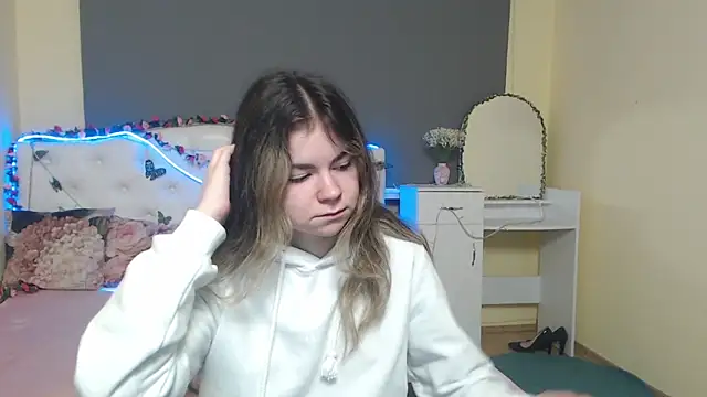 Snapshot of TinaRedly chatting on 3, 5, 2026 TinaRedly online show from 3, 5, 2026
