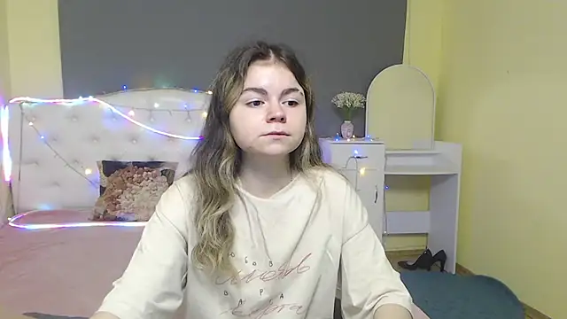 Snapshot of TinaRedly chatting on 7, 5, 2026 TinaRedly online show from 7, 5, 2026