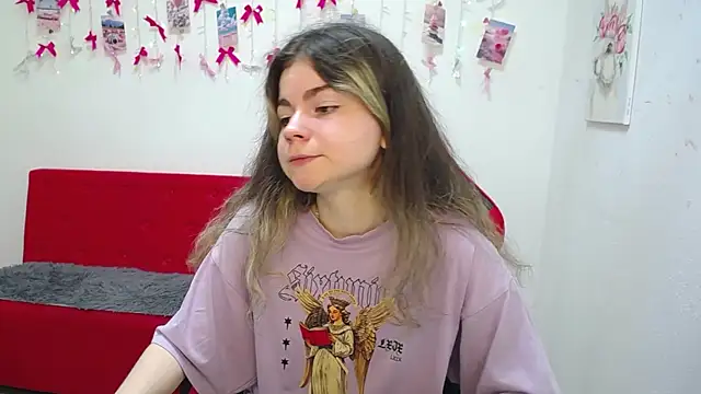 Snapshot of TinaRedly chatting on 18, 5, 2026 TinaRedly online show from 18, 5, 2026
