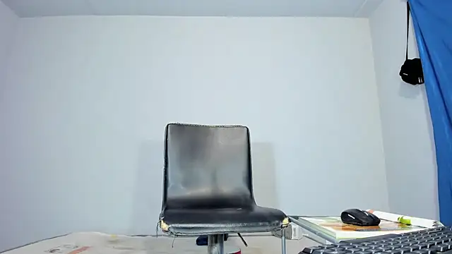 Snapshot of xmissinchesxx chatting on 9, 11, 2025 xmissinchesxx online show from 9, 11, 2025