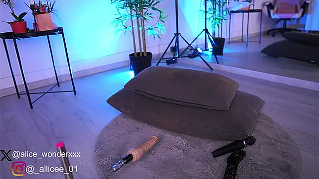 VanessaSimon online show from 8, 3, 2025