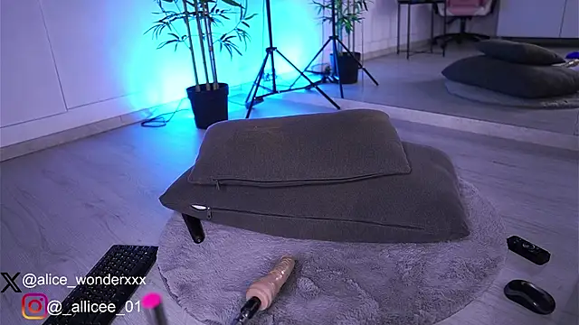 VanessaSimon online show from 10, 3, 2025