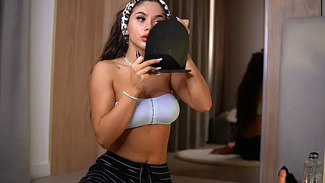 Snapshot of VanessaSimon chatting on 6, 5, 2026 VanessaSimon online show from 6, 5, 2026