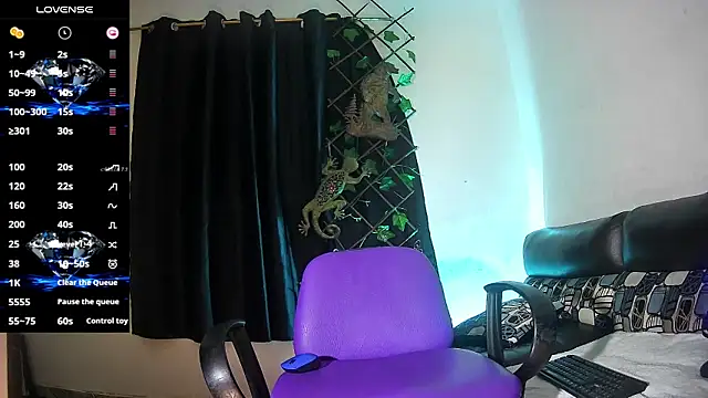 Snapshot of vale_bunny23 chatting on 12, 11, 2025 vale bunny23 online show from 12, 11, 2025