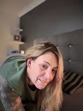 blondebitch2 online show from 27, 1, 2025