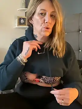 blondebitch2 online show from 31, 1, 2025