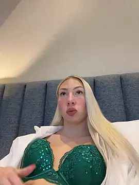 Snapshot of LuisaBecker chatting on 24, 12, 2024 LuisaBecker online show from 24, 12, 2024